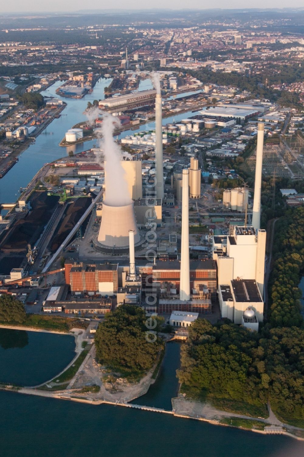 Karlsruhe from above - Construction site of power plants and exhaust towers of thermal power station EnBW Energie Baden-Wuerttemberg AG, Rheinhafen-Dampfkraftwerk Karlsruhe in Karlsruhe in the state Baden-Wuerttemberg, Germany