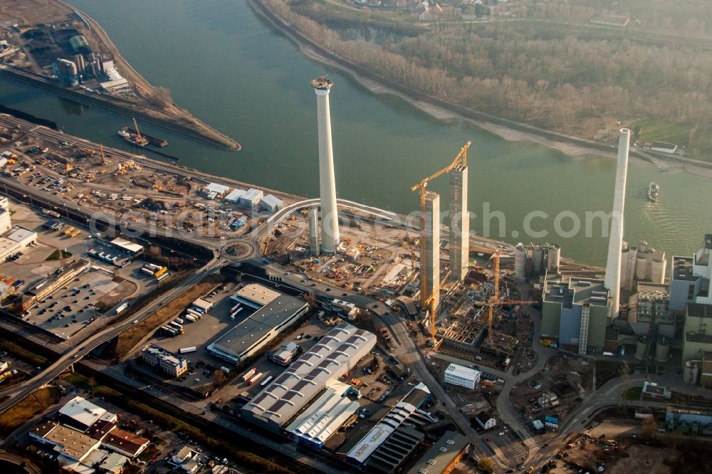 Mannheim from the bird's eye view: Construction site of power plants and exhaust towers of thermal power station GKM Block 6 in the district Neckarau in Mannheim in the state Baden-Wuerttemberg, Germany