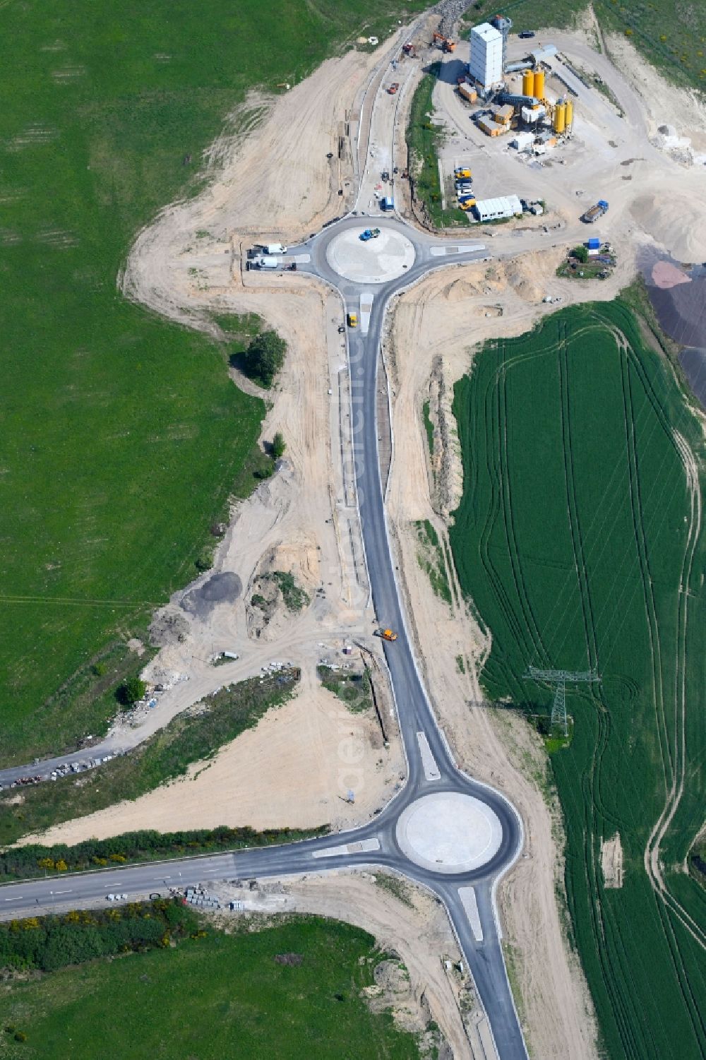 Schönefeld from the bird's eye view: New construction of the road at the roundabout - road on Hugo-Eckener-Allee in Schoenefeld in the state Brandenburg, Germany