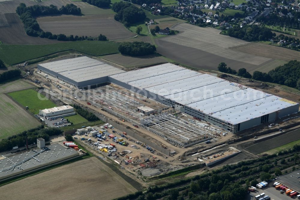 Löhne from the bird's eye view: Construction site for the new building the logistics center of Hermes Fulfilment in the industrial area Scheid Kamp in Loehne in the state North Rhine-Westphalia. Under the project leadership of the ECE Projektmanagement GmbH & Co. KG erected the construction company GOLDBECK GmbH the logistics hall complex