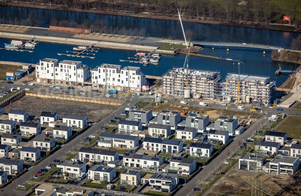 Aerial photograph Gelsenkirchen - Construction site to build the new multi-family residential complex Graf Bismarck on Johannes-Rau-Allee overlooking sports boat moorings on the banks of the Rhein-Herne-Kanal in the district Bismarck in Gelsenkirchen in the state North Rhine-Westphalia, Germany