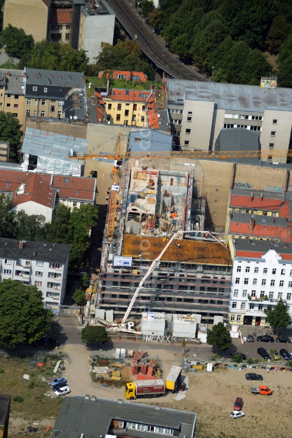 Berlin from the bird's eye view: Construction site for the new building eines Mehrfamilien- Wohnhauses an der Cuvrystrasse in the district Kreuzberg in Berlin in Germany. The construction company is the stahl + verbundbau gmbh