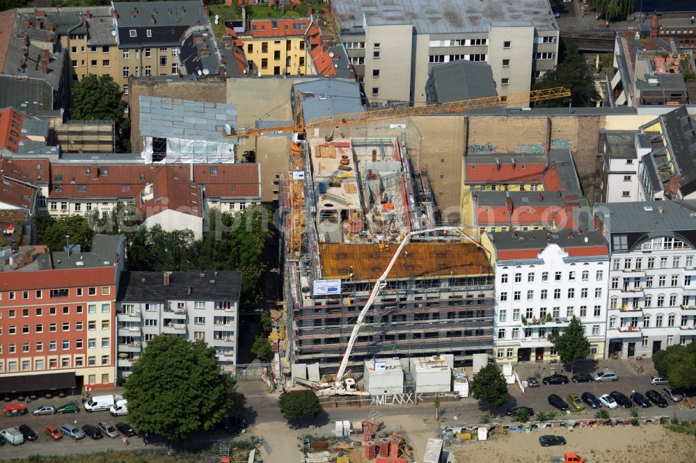 Aerial image Berlin - Construction site for the new building eines Mehrfamilien- Wohnhauses an der Cuvrystrasse in the district Kreuzberg in Berlin in Germany. The construction company is the stahl + verbundbau gmbh