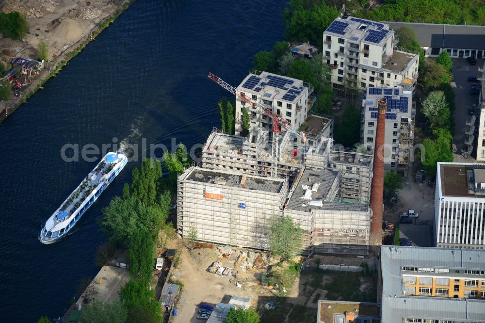 Berlin from the bird's eye view: Construction site for construction of multi-family buildings at the banks of the Spree at Wilhelmine-Gemberg pathway in Berlin in Germany