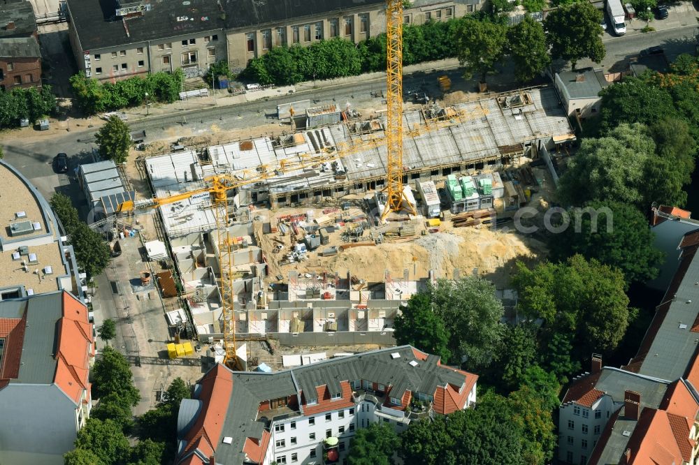 Berlin from the bird's eye view: Construction site to build a new multi-family residential complex of ABW Planung and Bauleitung GmbH & Co.KG on Flutstrasse - Fliessstrasse in Berlin, Germany