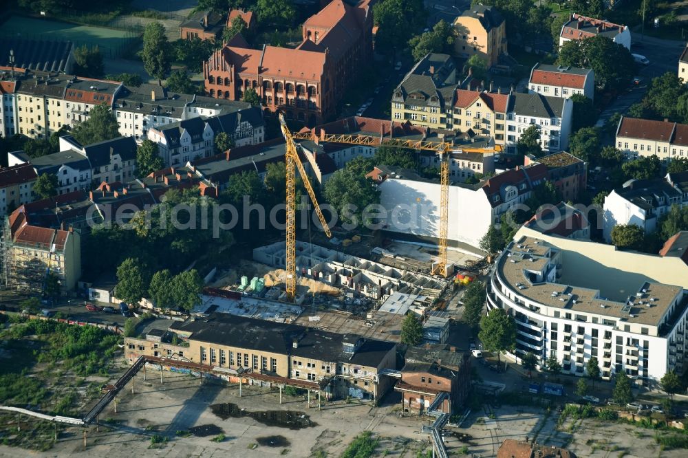 Berlin from the bird's eye view: Construction site to build a new multi-family residential complex of ABW Planung and Bauleitung GmbH & Co.KG on Flutstrasse - Fliessstrasse in Berlin, Germany