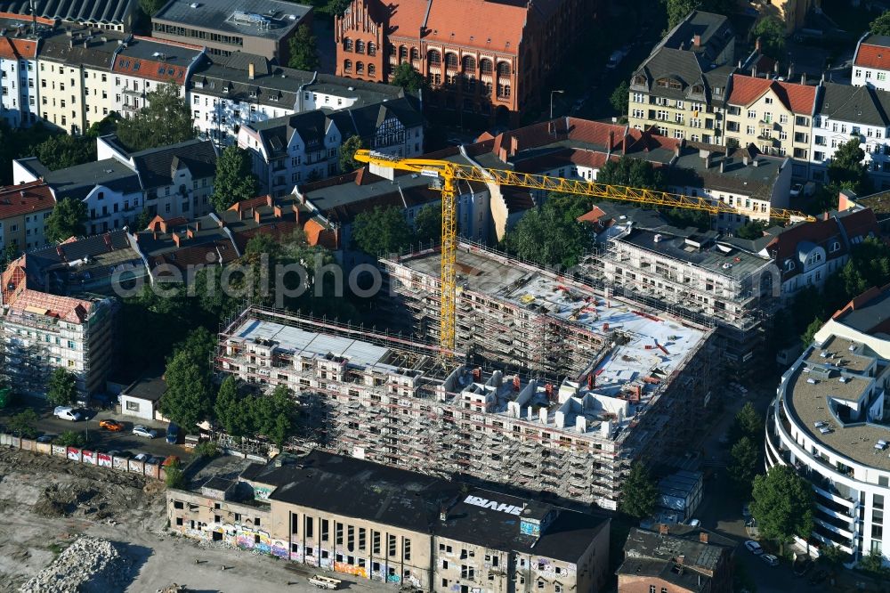 Berlin from above - Construction site to build a new multi-family residential complex of ABW Planung and Bauleitung GmbH & Co.KG on Flutstrasse - Fliessstrasse in Berlin, Germany