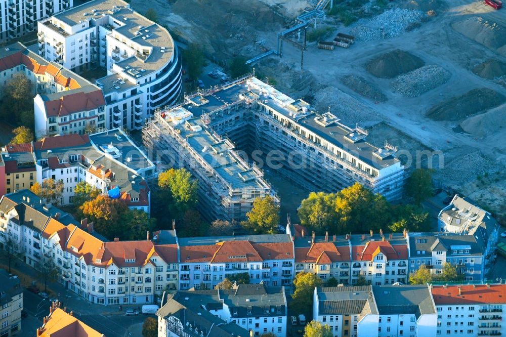 Berlin from the bird's eye view: Construction site to build a new multi-family residential complex of ABW Planung and Bauleitung GmbH & Co.KG on Flutstrasse - Fliessstrasse in Berlin, Germany