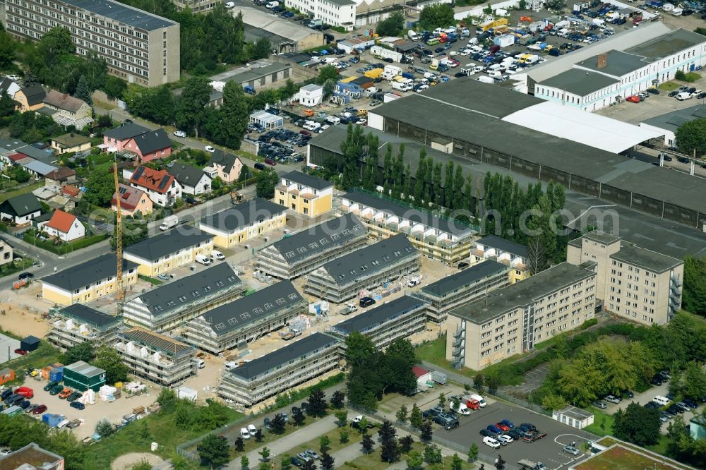 Berlin from the bird's eye view: Construction site to build a new multi-family residential complex dem Arendscarree a?? on Arendsweg in the district Lichtenberg in Berlin, Germany