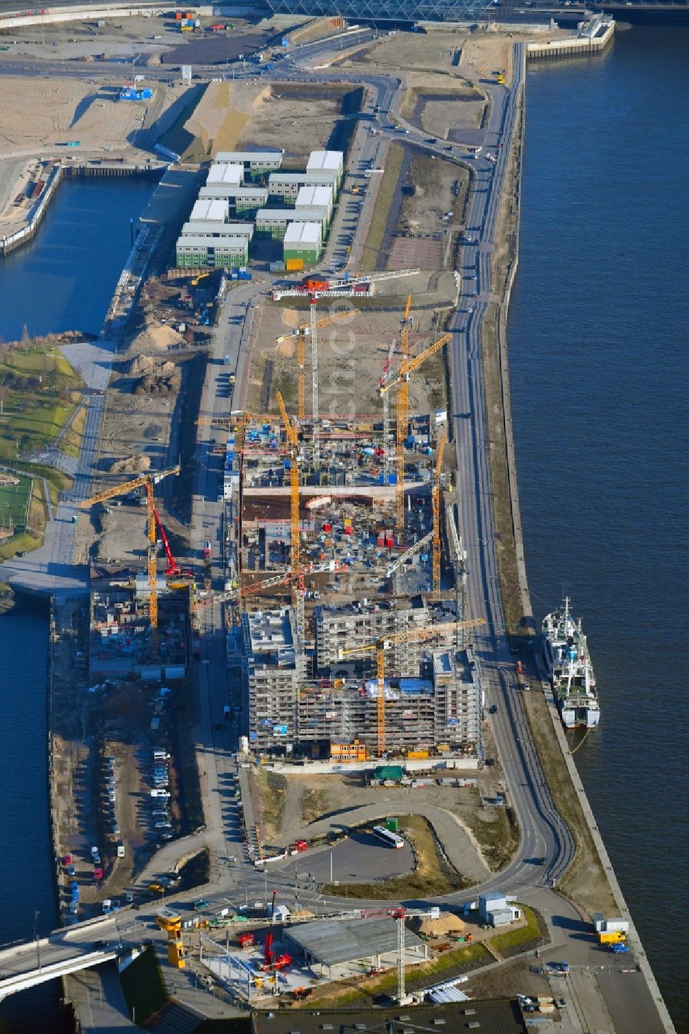 Hamburg from above - Construction site to build a new multi-family residential complex Baakenhafen on Baakenallee in Hamburg, Germany