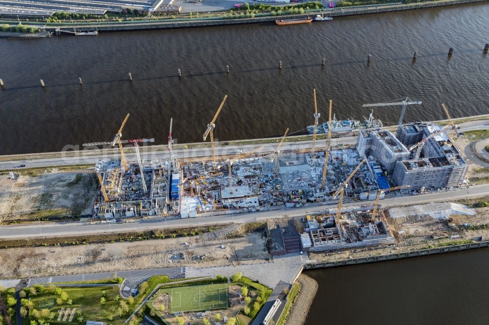 Hamburg from the bird's eye view: Construction site to build a new multi-family residential complex Baakenhafen on Baakenallee in Hamburg, Germany