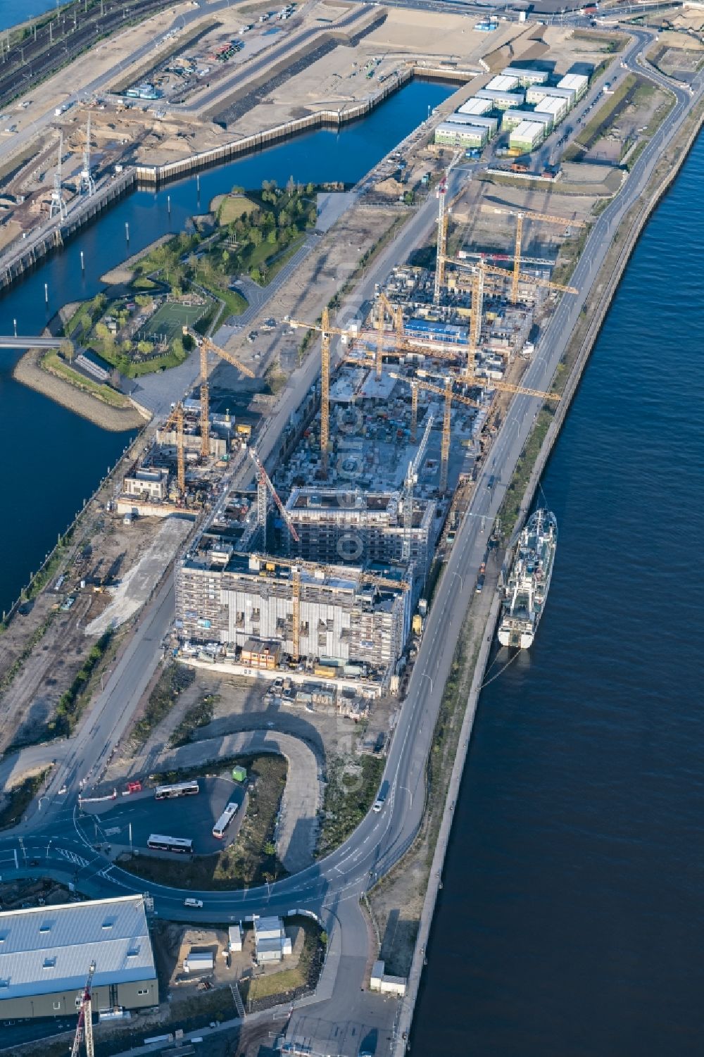 Aerial photograph Hamburg - Construction site to build a new multi-family residential complex Baakenhafen on Baakenallee in Hamburg, Germany