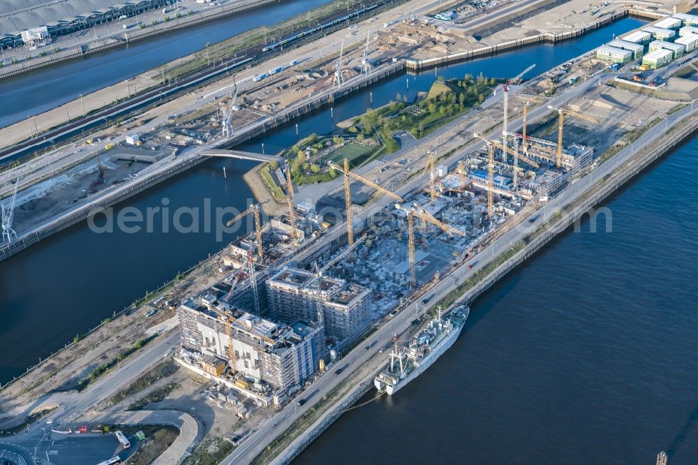 Hamburg from the bird's eye view: Construction site to build a new multi-family residential complex Baakenhafen on Baakenallee in Hamburg, Germany