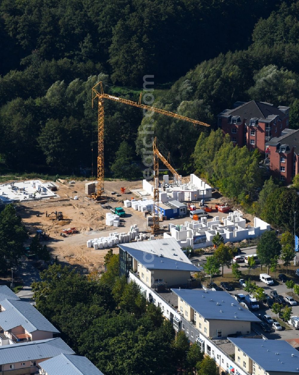 Schwerin from the bird's eye view: Construction site to build a new multi-family residential complex a??Am Barlower Teicha?? in Schwerin in the state Mecklenburg - Western Pomerania, Germany