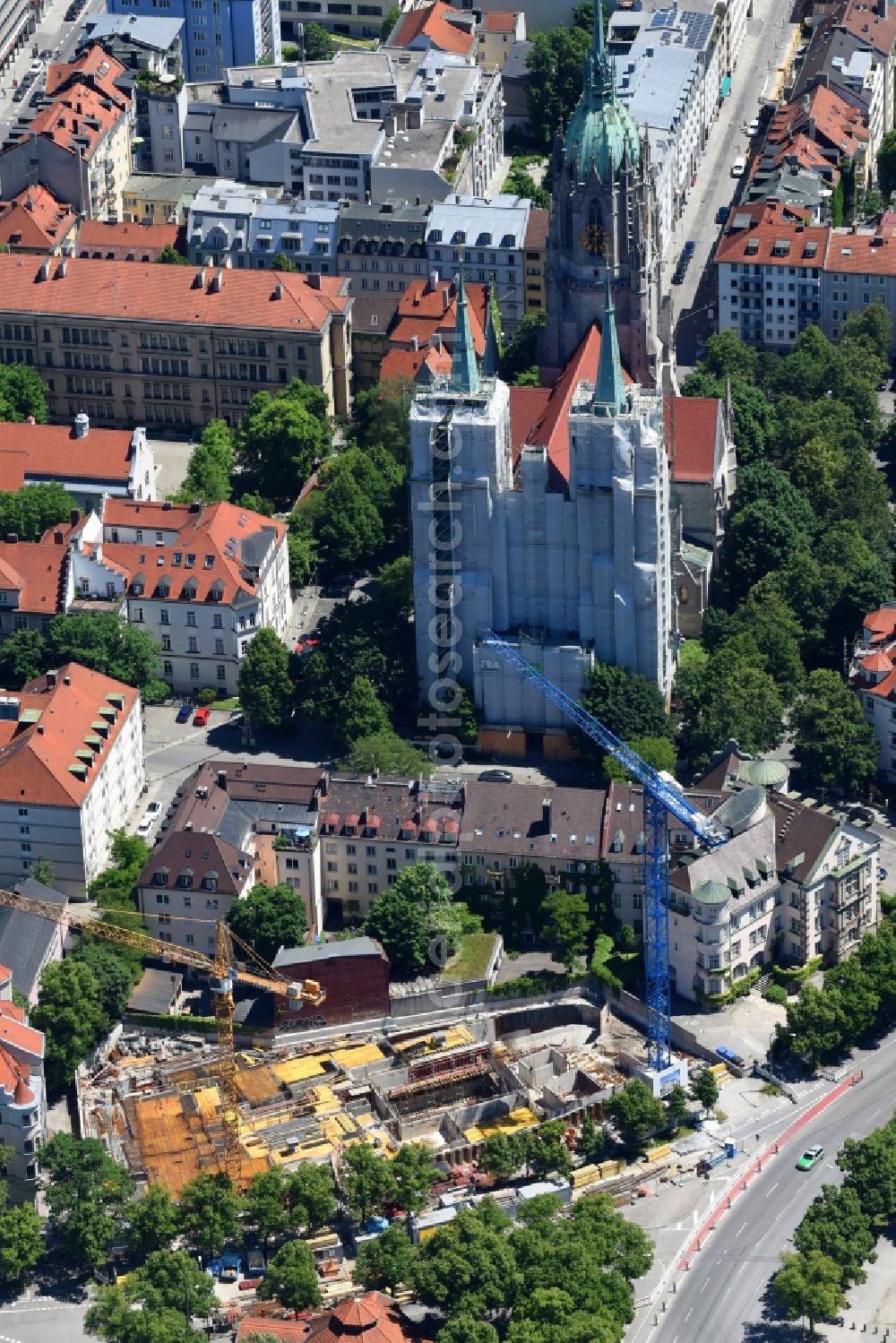 München from above - Construction site to build a new multi-family residential complex BAVARIA PALAIS of CONCEPT BAU GmbH on Bavariaring in the district Ludwigsvorstadt-Isarvorstadt in Munich in the state Bavaria, Germany