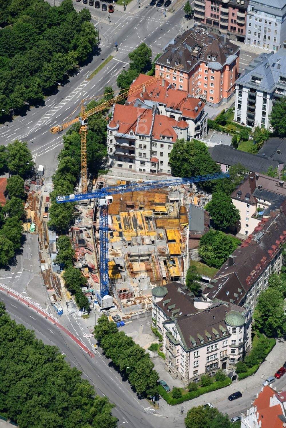 München from the bird's eye view: Construction site to build a new multi-family residential complex BAVARIA PALAIS of CONCEPT BAU GmbH on Bavariaring in the district Ludwigsvorstadt-Isarvorstadt in Munich in the state Bavaria, Germany