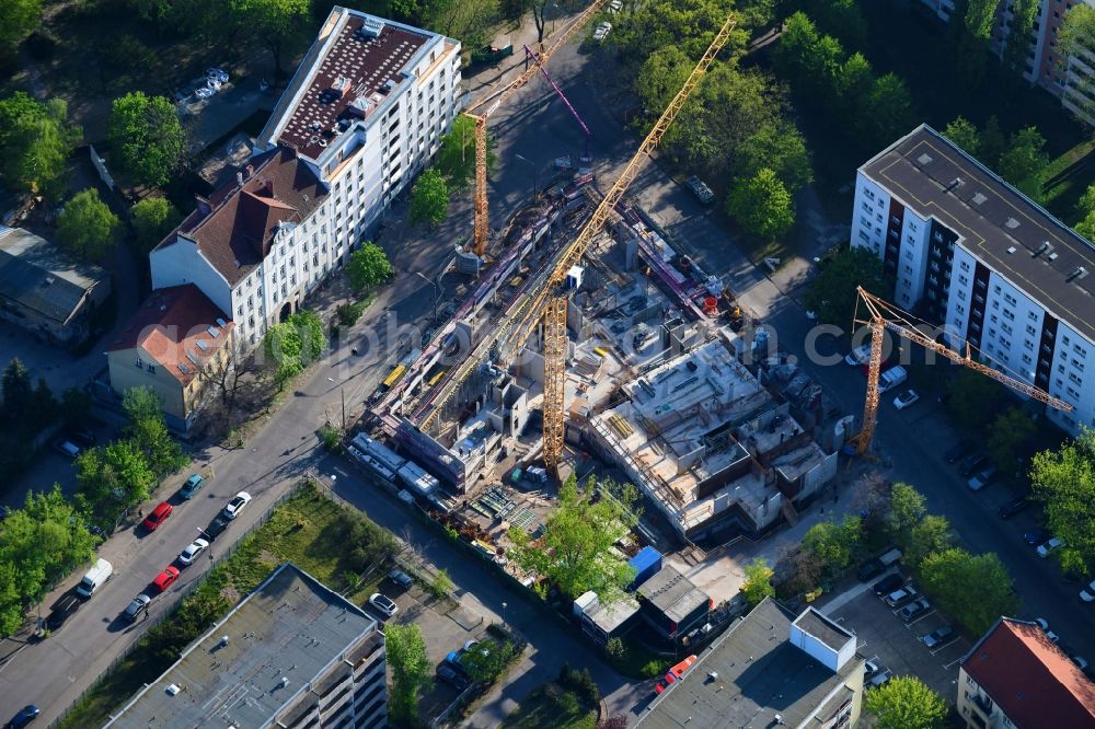 Aerial photograph Berlin - Construction site to build a new multi-family residential complex of Belle Epoque Gesellschaft fuer behutsame Stadterneuerung mbH on Alfred-Kowalke-Strasse - Charlottenstrasse in Berlin, Germany