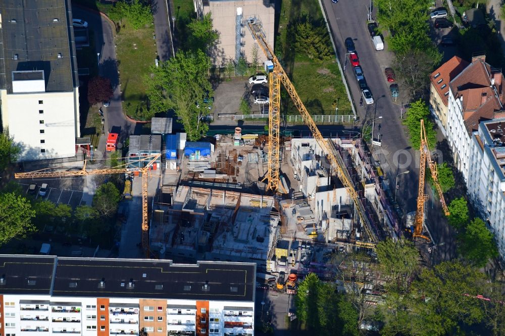 Berlin from the bird's eye view: Construction site to build a new multi-family residential complex of Belle Epoque Gesellschaft fuer behutsame Stadterneuerung mbH on Alfred-Kowalke-Strasse - Charlottenstrasse in Berlin, Germany