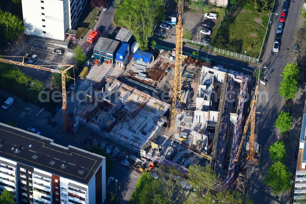 Aerial photograph Berlin - Construction site to build a new multi-family residential complex of Belle Epoque Gesellschaft fuer behutsame Stadterneuerung mbH on Alfred-Kowalke-Strasse - Charlottenstrasse in Berlin, Germany