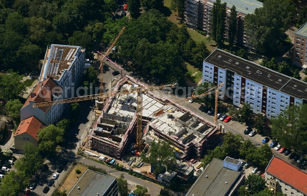 Berlin from the bird's eye view: Construction site to build a new multi-family residential complex of Belle Epoque Gesellschaft fuer behutsame Stadterneuerung mbH on Alfred-Kowalke-Strasse - Charlottenstrasse in Berlin, Germany