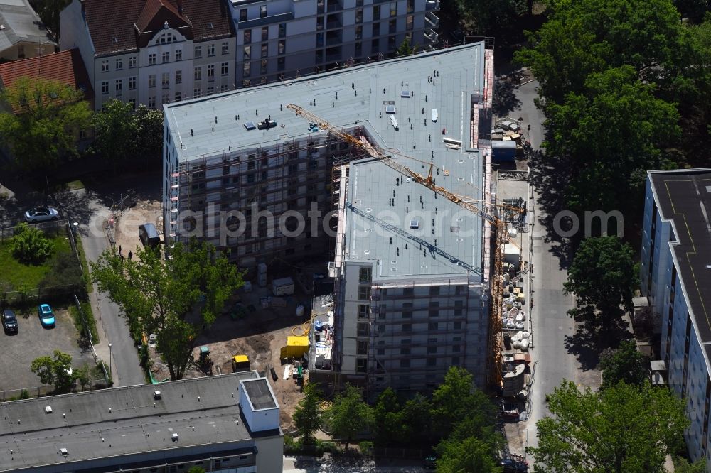 Berlin from the bird's eye view: Construction site to build a new multi-family residential complex of Belle Epoque Gesellschaft fuer behutsame Stadterneuerung mbH on Alfred-Kowalke-Strasse - Charlottenstrasse in Berlin, Germany