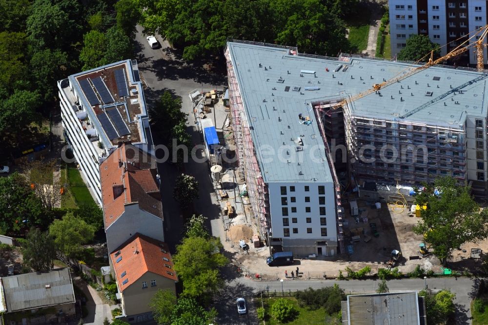 Berlin from the bird's eye view: Construction site to build a new multi-family residential complex of Belle Epoque Gesellschaft fuer behutsame Stadterneuerung mbH on Alfred-Kowalke-Strasse - Charlottenstrasse in Berlin, Germany