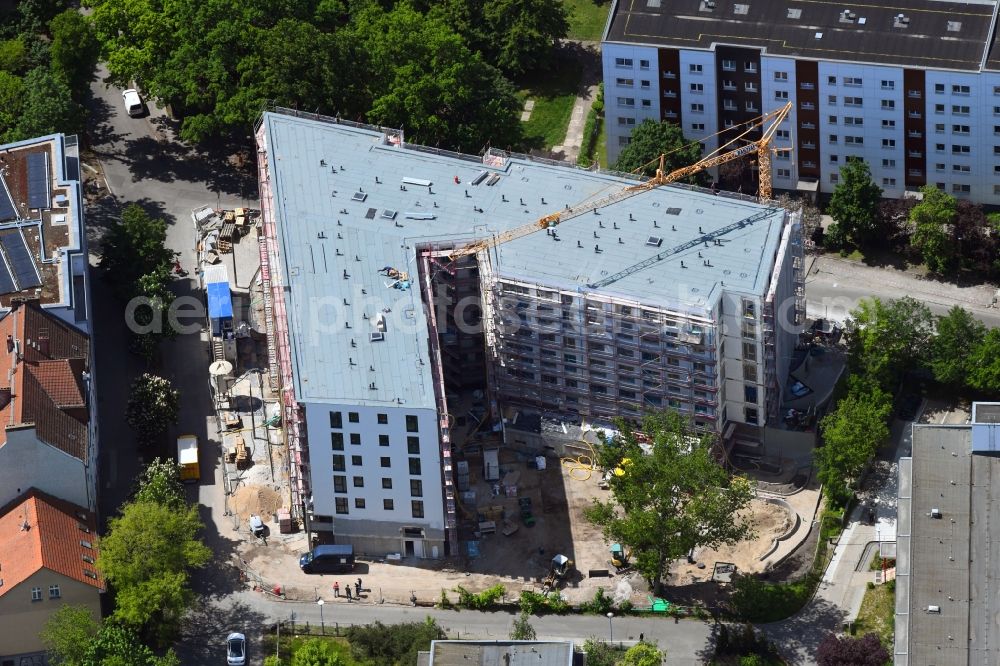 Aerial image Berlin - Construction site to build a new multi-family residential complex of Belle Epoque Gesellschaft fuer behutsame Stadterneuerung mbH on Alfred-Kowalke-Strasse - Charlottenstrasse in Berlin, Germany