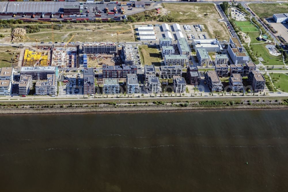 Bremen from the bird's eye view: Construction site to build the new multi-family residential complex BlauHaus on Kommodore-Johnsen-Boulevard on Weser in the district Ueberseestadt in Bremen, Germany