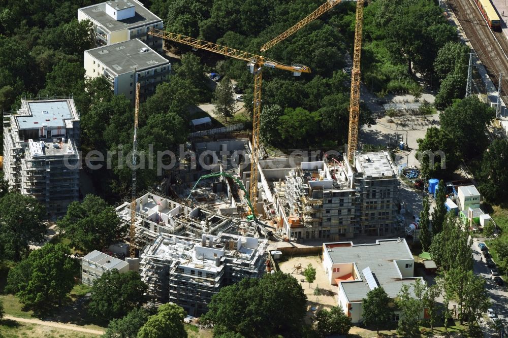 Aerial photograph Berlin - Construction site to build a new multi-family residential complex Am Carlsgarten of Helma Wohnungsbau GmbH designed by architects Blumers by Zechbau GmbH in Berlin