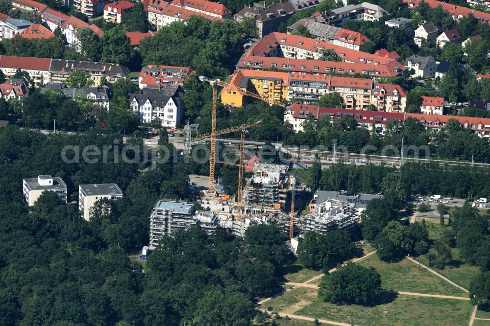 Berlin from the bird's eye view: Construction site to build a new multi-family residential complex Am Carlsgarten of Helma Wohnungsbau GmbH designed by architects Blumers by Zechbau GmbH in Berlin