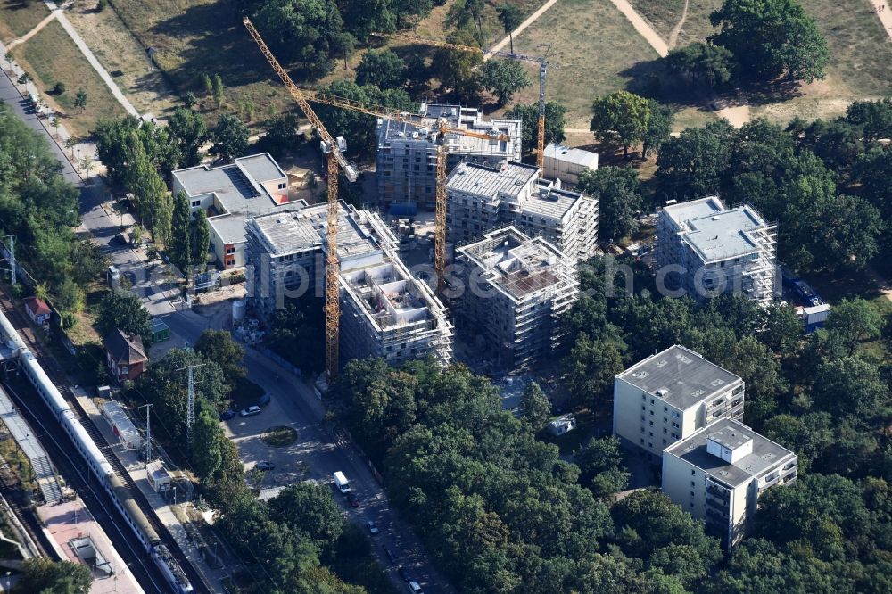 Berlin from the bird's eye view: Construction site to build a new multi-family residential complex Am Carlsgarten of Helma Wohnungsbau GmbH designed by architects Blumers by Zechbau GmbH in Berlin