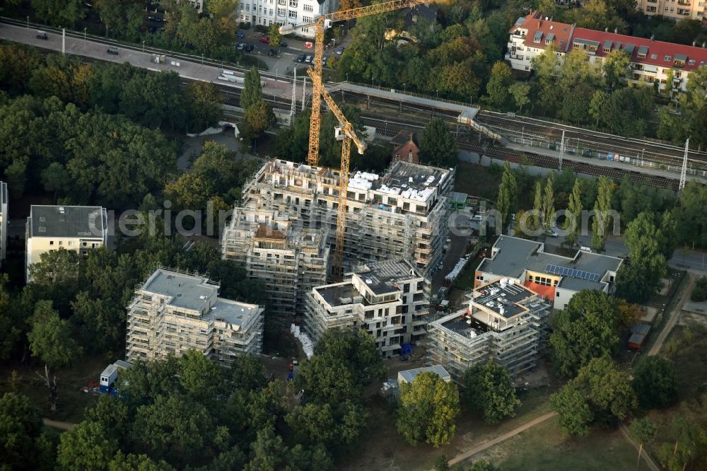 Berlin from the bird's eye view: Construction site to build a new multi-family residential complex Am Carlsgarten of Helma Wohnungsbau GmbH designed by architects Blumers by Zechbau GmbH in Berlin