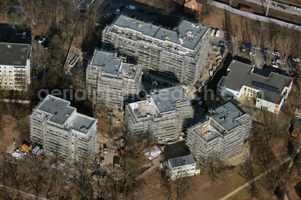 Berlin from the bird's eye view: Construction site to build a new multi-family residential complex Am Carlsgarten of Helma Wohnungsbau GmbH designed by architects Blumers by Zechbau GmbH in Berlin