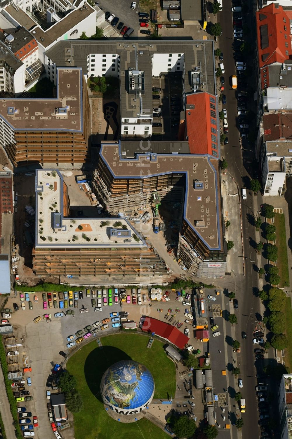 Aerial photograph Berlin - Construction site to build a new multi-family residential complex Charlie Livin of Trockland Management GmbH along the Zimmerstrasse and Mauerstrasse in the district Mitte in Berlin, Germany