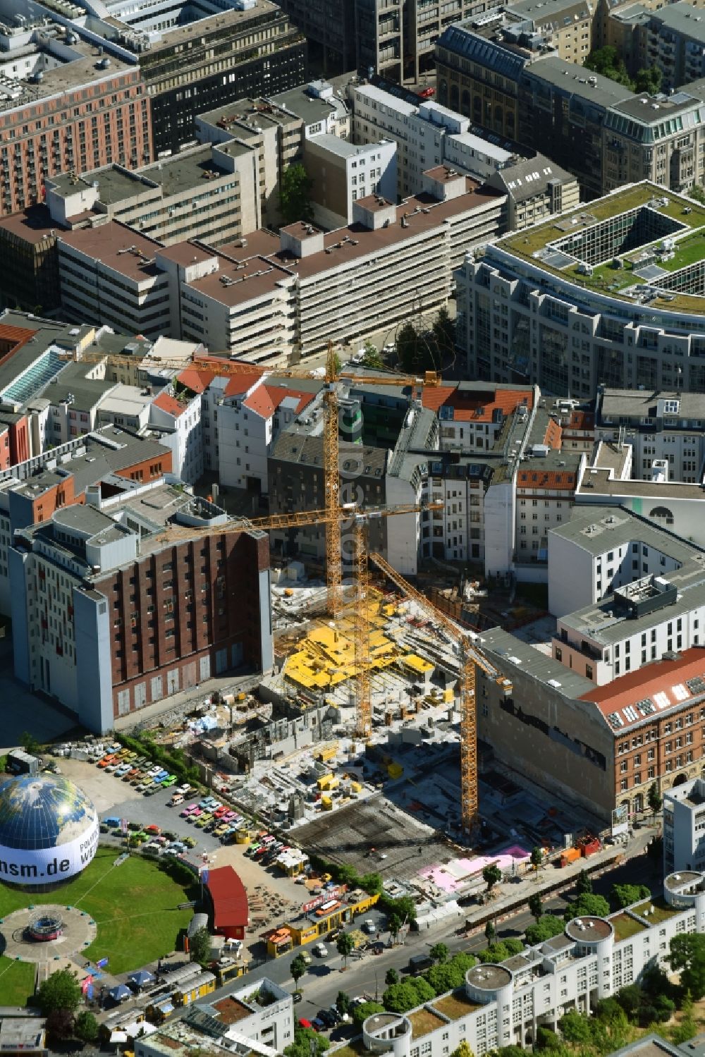 Berlin from the bird's eye view: Construction site to build a new multi-family residential complex Charlie Livin of Trockland Management GmbH along the Zimmerstrasse and Mauerstrasse in the district Mitte in Berlin, Germany