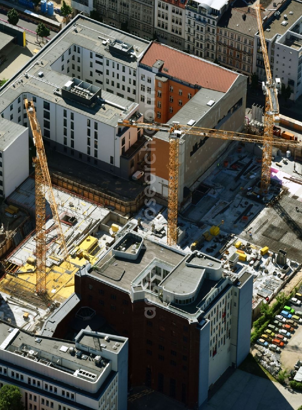 Berlin from the bird's eye view: Construction site to build a new multi-family residential complex Charlie Livin of Trockland Management GmbH along the Zimmerstrasse and Mauerstrasse in the district Mitte in Berlin, Germany