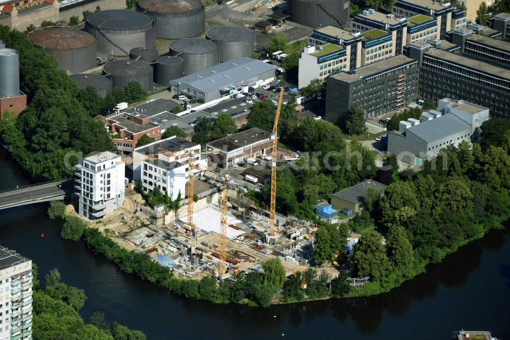 Aerial photograph Berlin - Construction site to build a new multi-family residential complex Darwinstrasse - Goslarer Ufer - Am Spreebord in Berlin