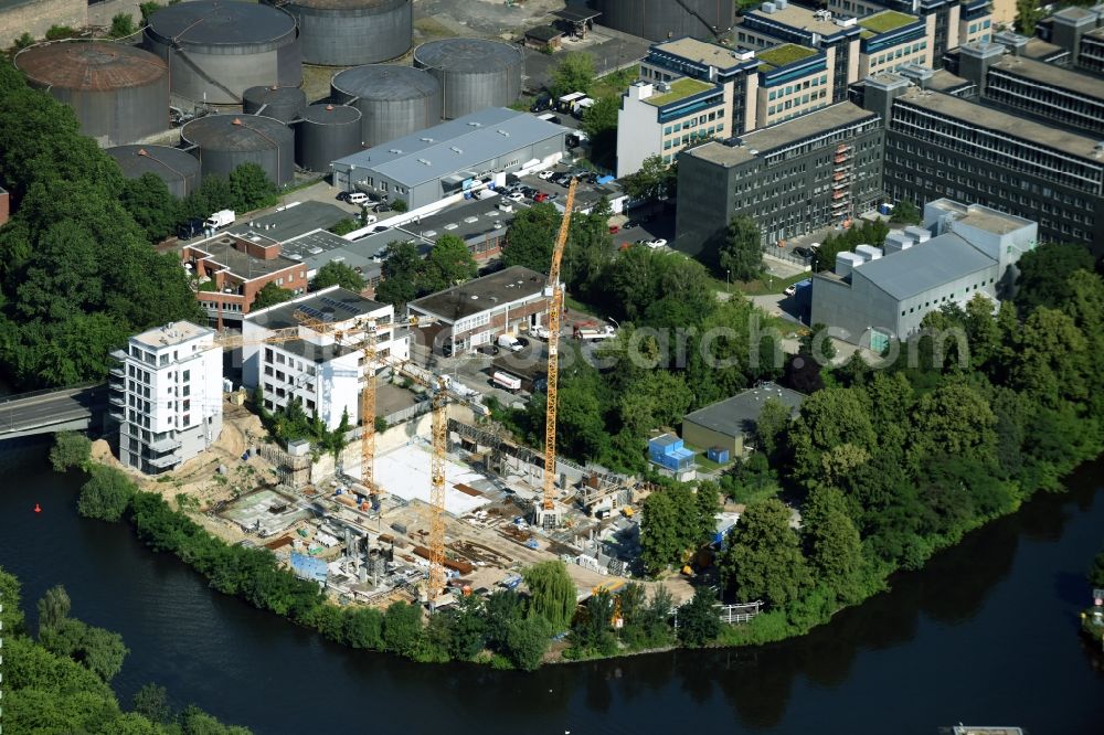 Berlin from the bird's eye view: Construction site to build a new multi-family residential complex Darwinstrasse - Goslarer Ufer - Am Spreebord in Berlin