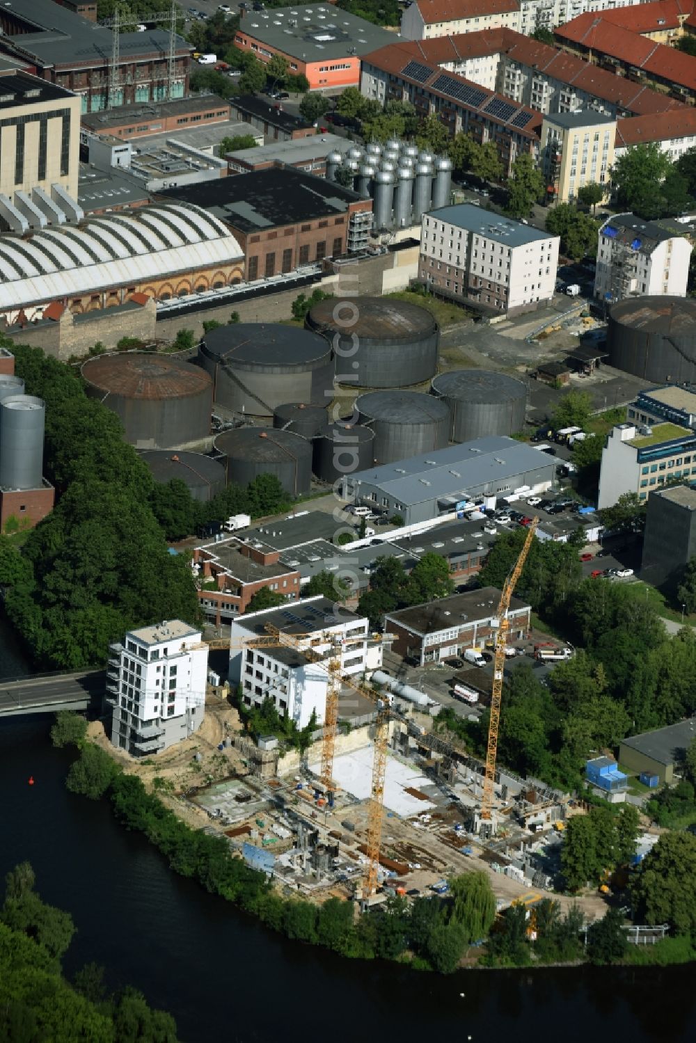 Berlin from above - Construction site to build a new multi-family residential complex Darwinstrasse - Goslarer Ufer - Am Spreebord in Berlin