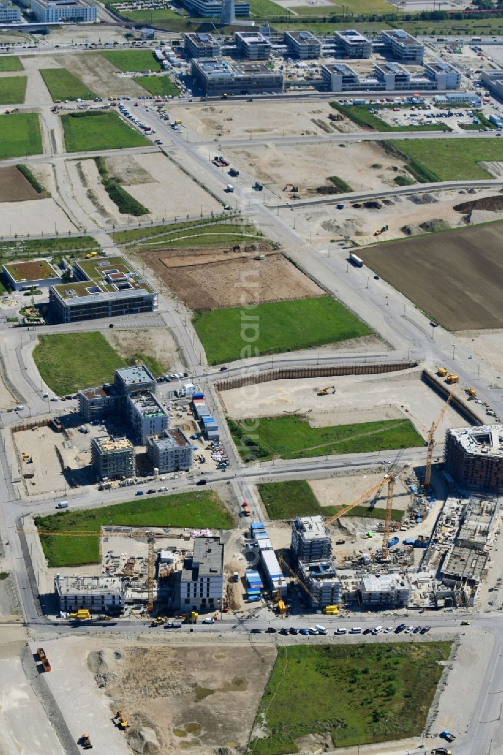 München from the bird's eye view: Construction site to build a new multi-family residential complex of DEMOS Wohnbau GmbH on Wiesentfelser Strasse in the district Aubing-Lochhausen-Langwied in Munich in the state Bavaria, Germany