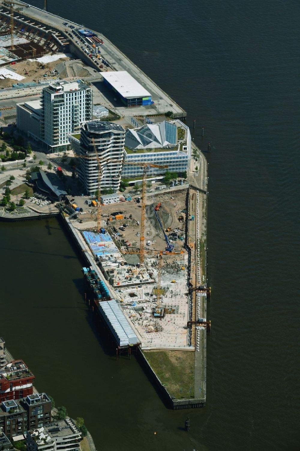 Hamburg from the bird's eye view: Construction site to build a new multi-family residential complex of DC DEVELOPMENTS GMBH & CO. KG on Strandkai in the district HafenCity in Hamburg, Germany