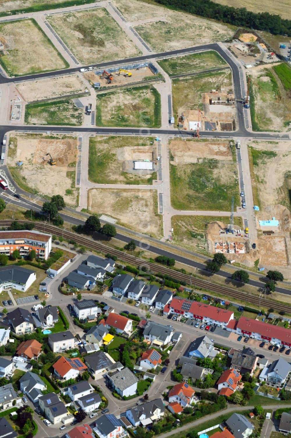 Aerial photograph Linkenheim-Hochstetten - Construction site to build a new multi-family residential complex along the Alten Landstrasse in Linkenheim-Hochstetten in the state Baden-Wurttemberg, Germany