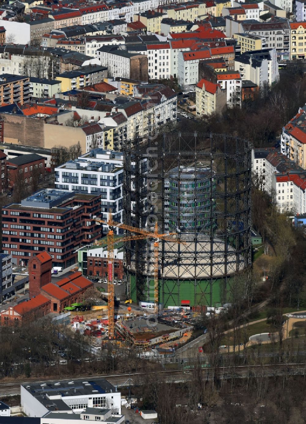 Berlin from the bird's eye view: Construction site to build a new multi-family residential complex of EUREF AG on EUREF-Campus in the district Bezirk Tempelhof-Schoeneberg in Berlin