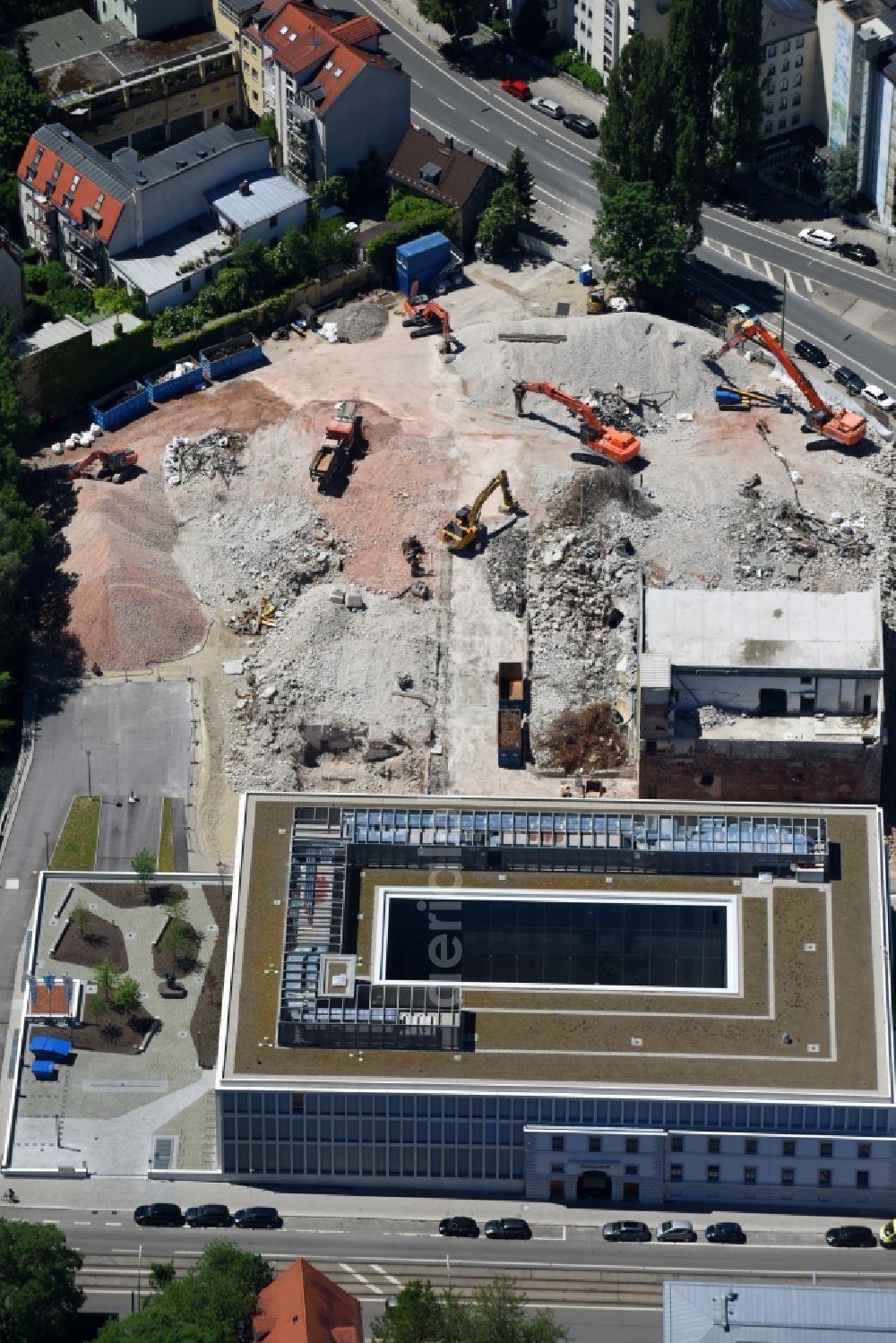 München from the bird's eye view: Construction site to build a new multi-family residential complex of Bayerischen Hausbau GmbH & Co. KG on the former Gelaende of Paulaner Brauerei on Falkenstrasse in the district Au-Haidhausen in Munich in the state Bavaria, Germany