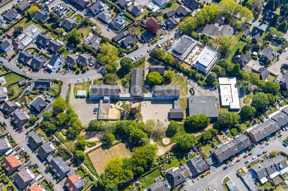 Aerial photograph Wesel - Construction site to build a new multi-family residential complex on Feuerdornstrasse overlooking the Gemeinschaftsgrundschule Blumenkamp in the district Blumenkamp in Wesel in the state North Rhine-Westphalia, Germany