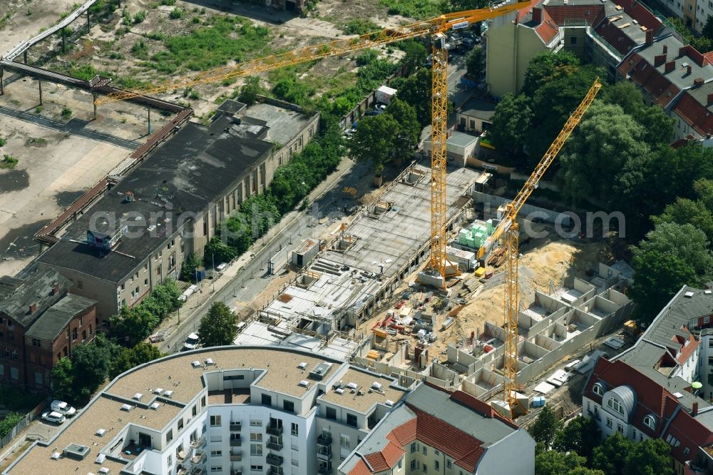 Berlin from the bird's eye view: Construction site to build a new multi-family residential complex at Fliessstrasse - Flutstrasse in the district Bezirk Treptow-Koepenick in Berlin, Germany