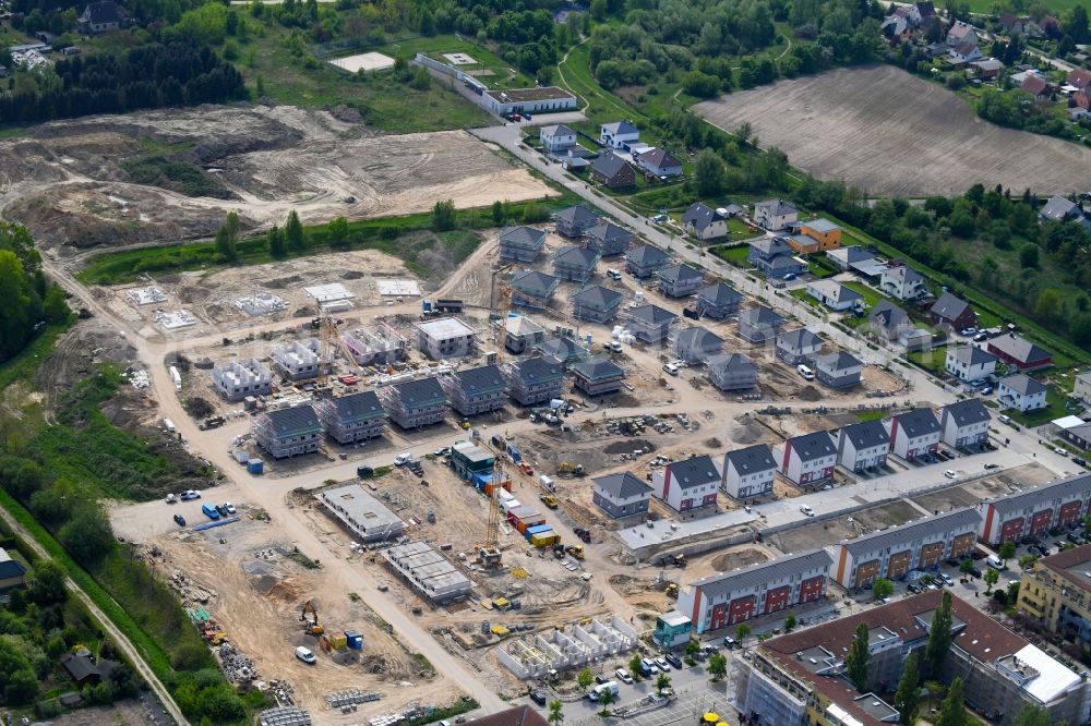 Aerial photograph Bernau - Construction site to build a new multi-family residential complex Friedenstaler Gaerten on Spreeallee - Havelstrasse in the district Friedenstal in Bernau in the state Brandenburg, Germany