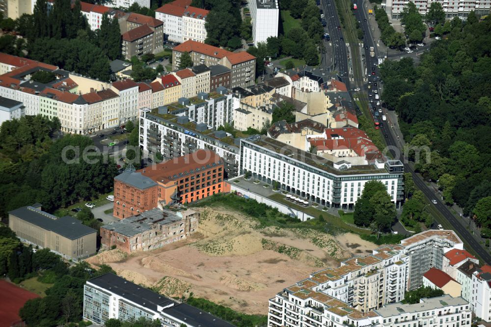 Berlin from the bird's eye view: Construction site to build a new multi-family residential complex Friedrichshain-Hoefe on Friedenstrasse, Pufendorfstrasse and Matthiasstrasse in the district Friedrichshain in Berlin, Germany