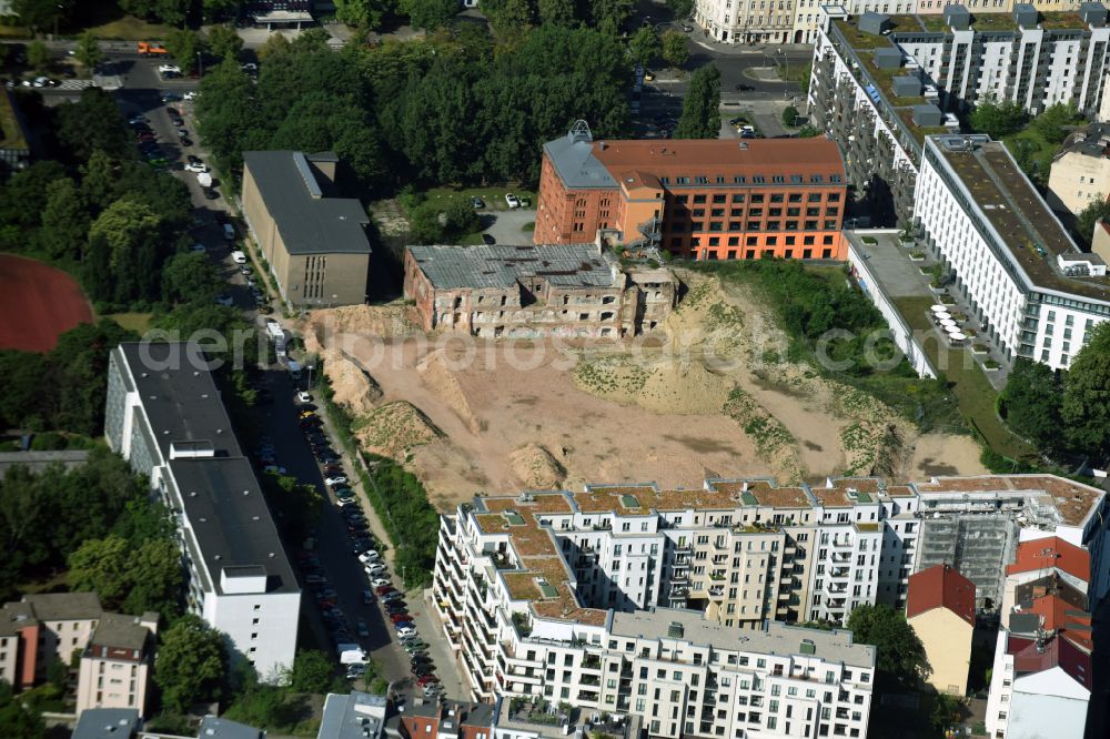 Berlin from the bird's eye view: Construction site to build a new multi-family residential complex Friedrichshain-Hoefe on Friedenstrasse, Pufendorfstrasse and Matthiasstrasse in the district Friedrichshain in Berlin, Germany