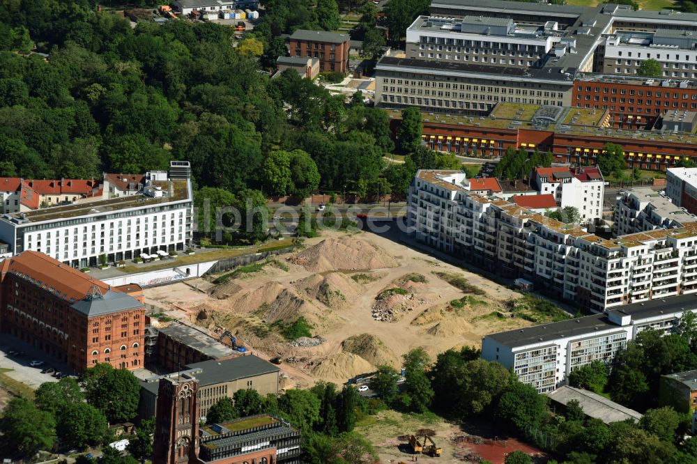 Berlin from the bird's eye view: Construction site to build a new multi-family residential complex Friedrichshain-Hoefe on Friedenstrasse, Pufendorfstrasse and Matthiasstrasse in the district Friedrichshain in Berlin, Germany